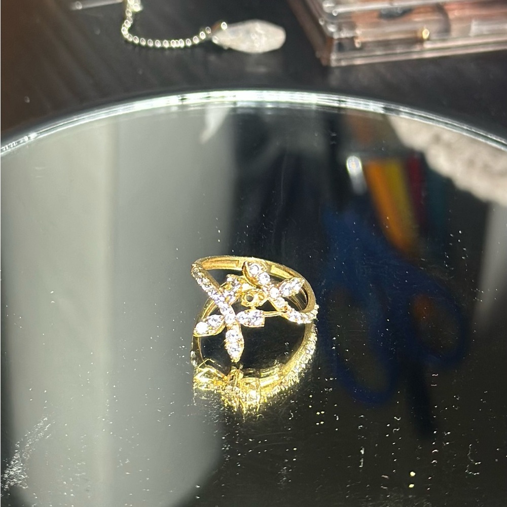 Elegant Gold Floral Ring